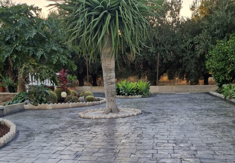 Trowelled Stone Grey Effect Paving in Country House, Elche